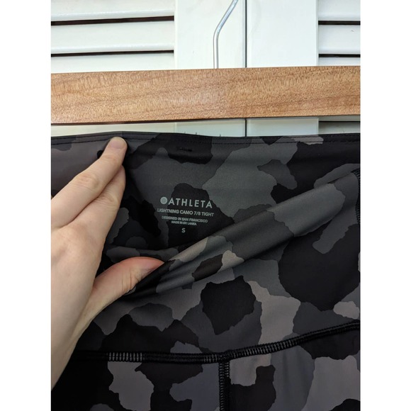 🎃 Athleta Lightning Camo 7/8 Tight Small - Picture 3 of 5